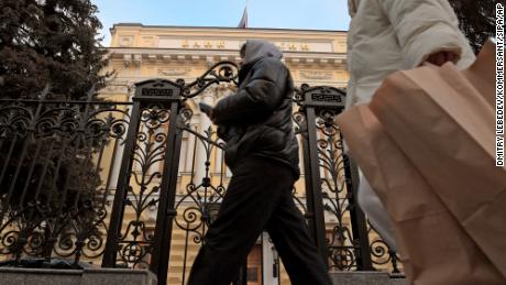 4 Wege, wie Russland zu beweisen versucht, dass es mit Sanktionen leben kann 
