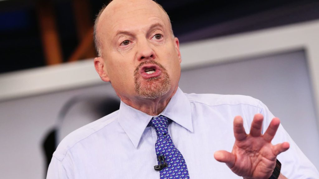 Jim Kramer sagt, Investoren sollten nicht zulassen, dass die Marktturbulenzen sie davon abhalten, „bessere Gelegenheiten“ zu finden.