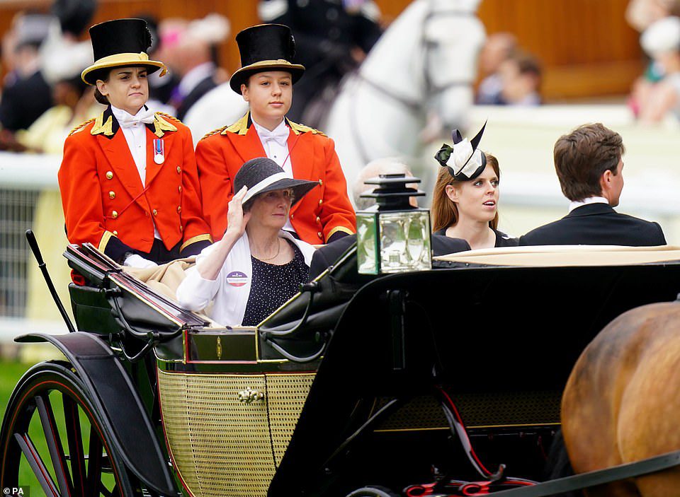 Die Kutschenprozession ist eine der Traditionen in Royal Ascot.  Anfang der Woche wurden Mitglieder der königlichen Familie, darunter Prinz Charles und die Herzogin von Cornwall (nicht abgebildet), beim Beten fotografiert