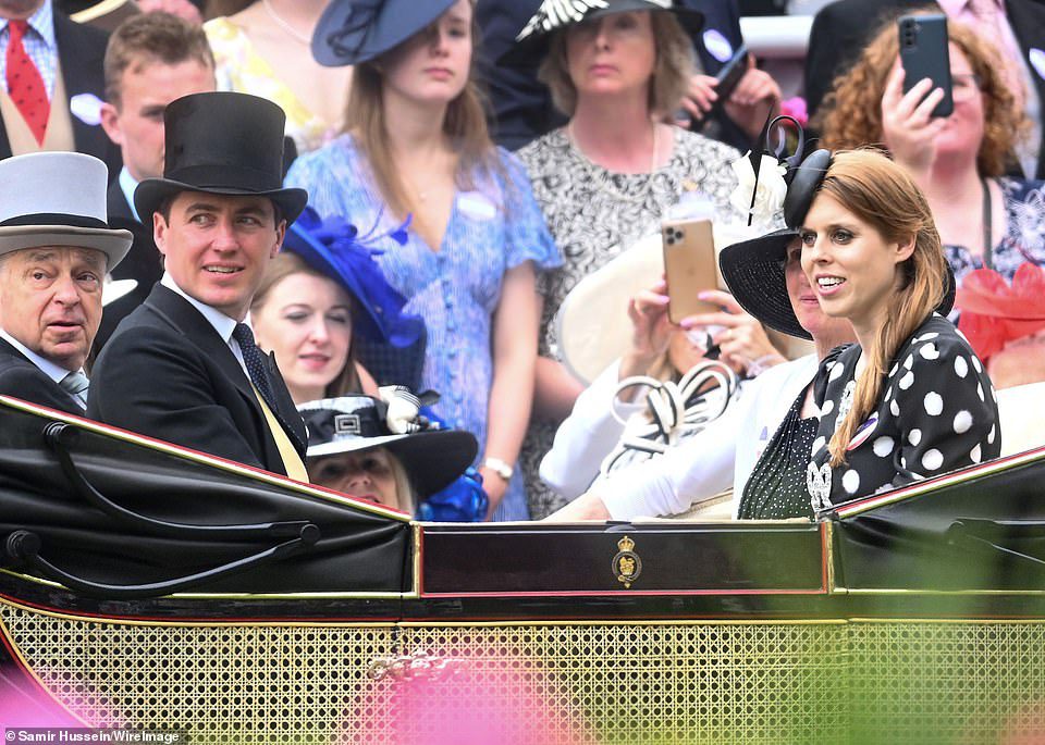 Prinzessin Beatrice und ihr Ehemann Eduardo Mapelli Mozzi (im Bild) machten sich in einer Kutsche auf den Weg nach Ascot, die sie sich mit Professor Douglas Antzac und Mrs. Douglas Antzac (im Bild) teilten.