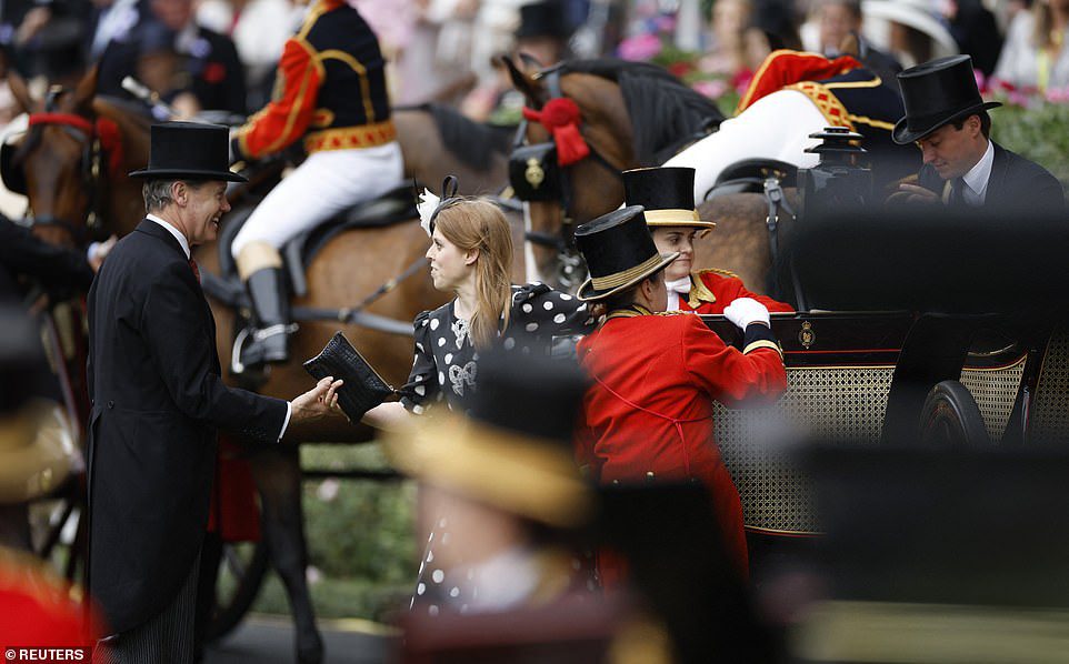 Prinzessin Beatrice, die sich in der zweiten Kutsche der königlichen Prozession befand, blieb unverletzt und schien danach über den Vorfall zu lachen.