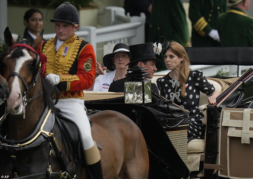 Das Anwesen schien besorgt zu sein, da sich der Unfall bei ihrer Ankunft am fünften Tag von Royal Ascot ereignete und sie hier zu sehen ist, wie sie sich an der Seite des Wagens festhält