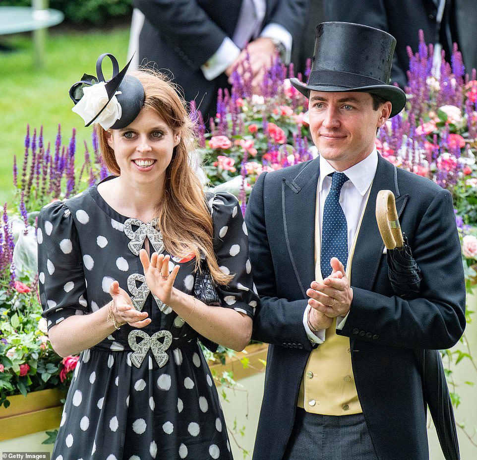 Das königliche Paar, Prinzessin Beatrice, 33, und ihr Ehemann, 38, Edoardo Mapelli Mozzi, wurden vor den Pferderennen beim Spaß im Ascot fotografiert