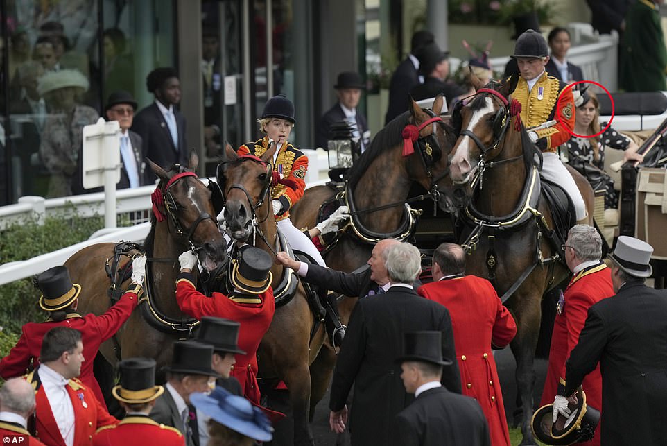 Drama Ascot gerät in Panik, als das Pferd die Kutsche von Prinzessin Beatrice zieht
