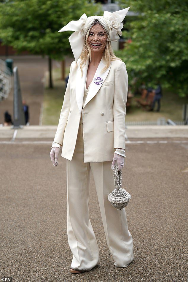 Georgia Tovolo trägt an Tag 5 von Royal Ascot auf der Ascot Racecourse einen komplett weißen Anzug