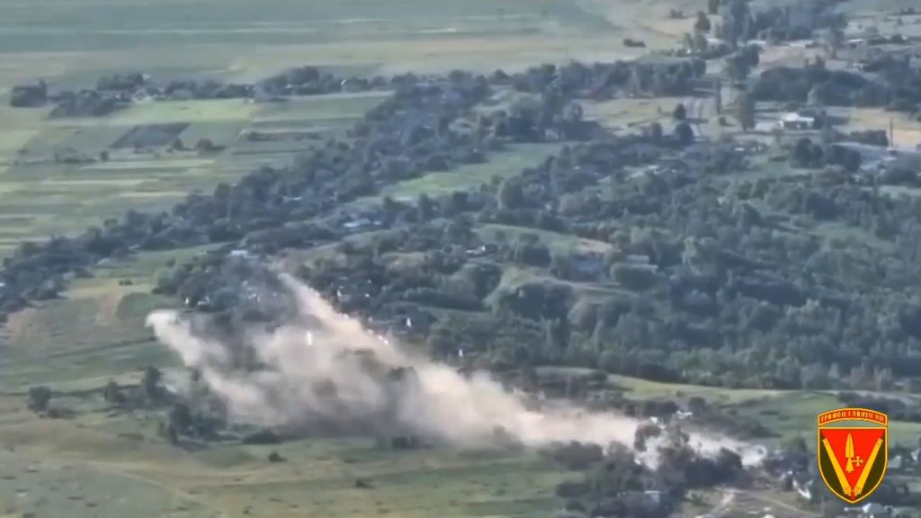 Ukrainische Truppen zerstören die russische Einheit, die sich in den Bäumen versteckt
