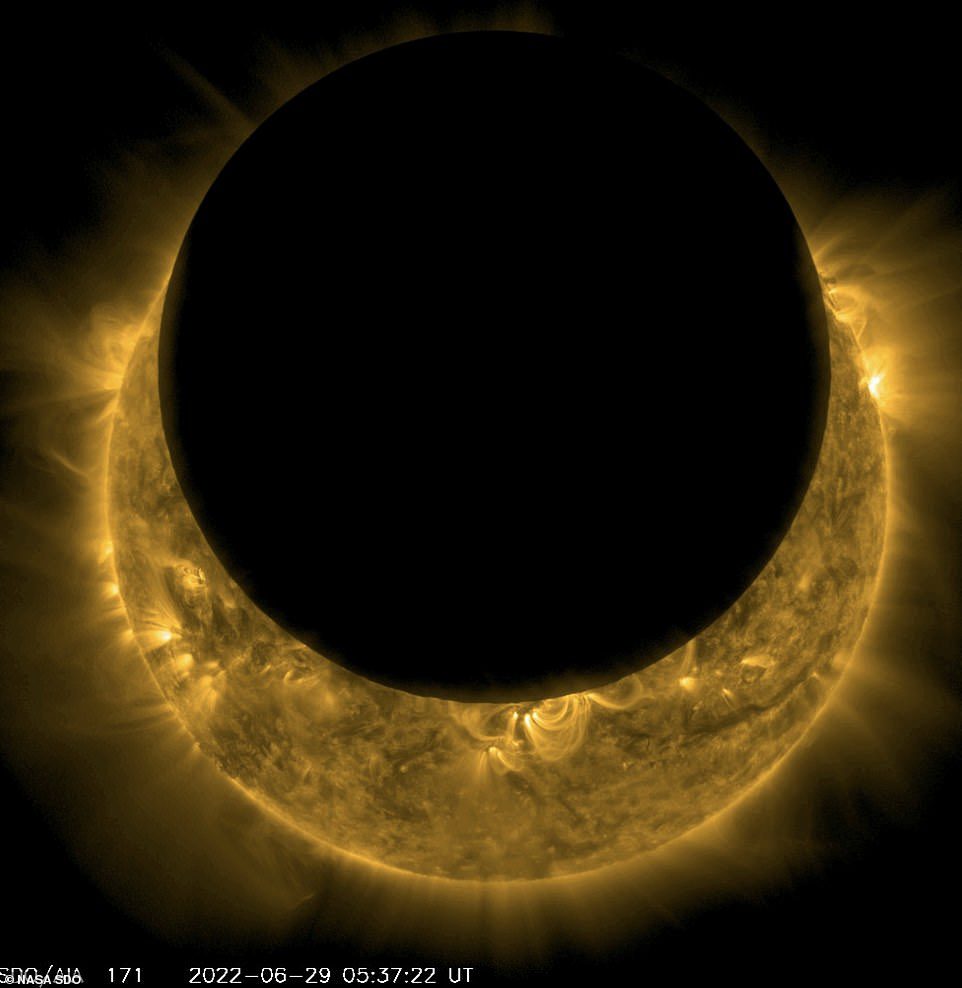Das Solar Dynamics Observatory (SDO) hat den Mond gestern ab etwa 5:20 Uhr GMT (1:20 Uhr ET) vor der Sonne vorbeiziehen sehen.