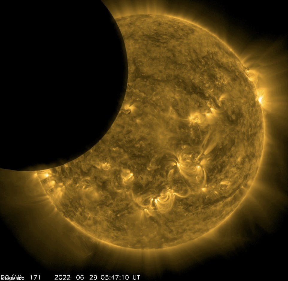 Die NASA-Sonde nimmt ein Foto der Sonnenfinsternis auf und zeigt „Mondberge, die von hinten vom Feuer der Sonne beleuchtet werden“.