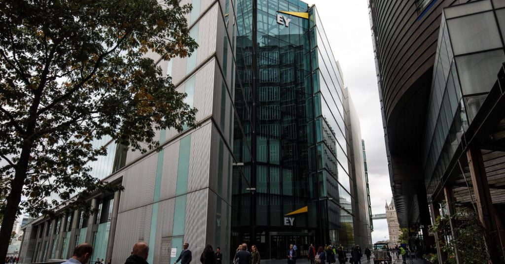 Ernst & Young zahlt eine Geldstrafe von 100 Millionen Dollar, nachdem Wirtschaftsprüfer bei Ethikprüfungen betrogen haben