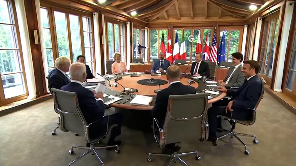 Johnson und Trudeau G7 scherzen darüber, ohne Hemd zu tragen und Putin unsere „Muskeln“ zu zeigen