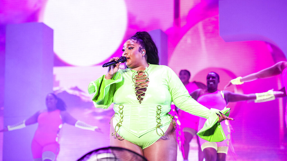 Lizzo veröffentlicht eine neue Version von „Grrrls“ nach der lyrischen Reaktion von Ableist
