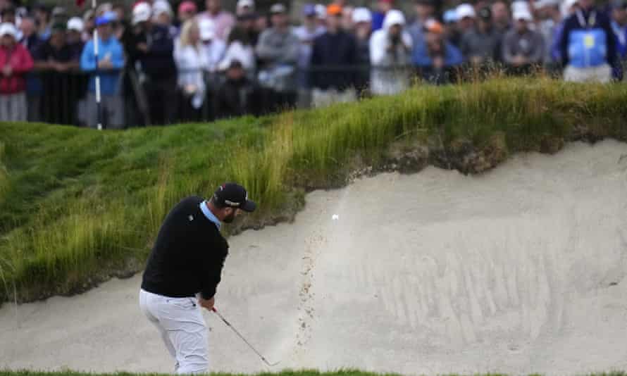 Jon Rahm kommt an Tag 18, um beim Spielen gegen die Bunkerkante zu krachen, was zu einem Doppelgeist führt