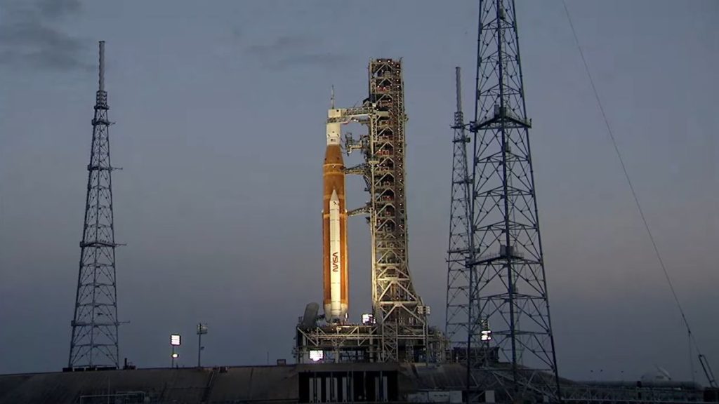 So sehen Sie sich die Mondrakete Artemis 1 der NASA online auf der Startrampe an