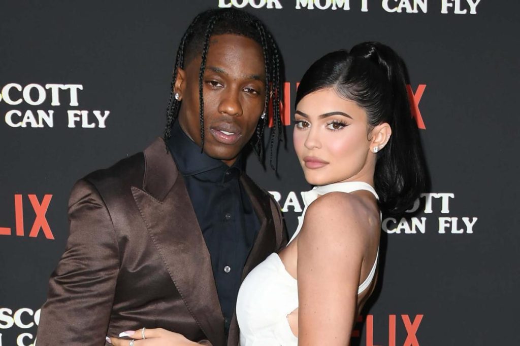 Travis Scott lobt Kylie Jenner dafür, dass sie ihr in einem seltenen Post „diesen Arsch zugeworfen“ hat