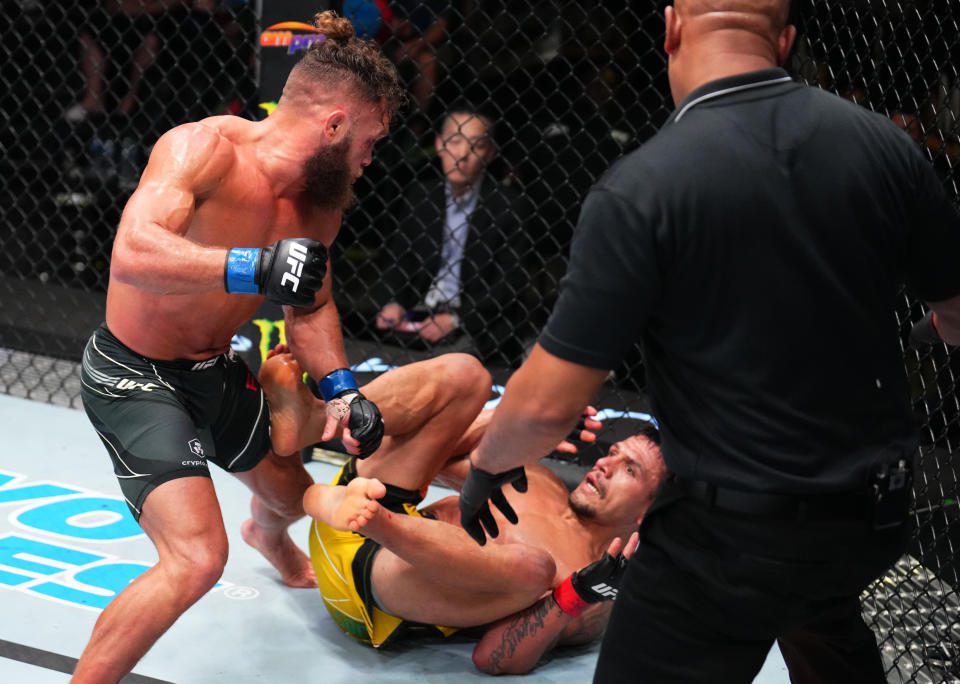LAS VEGAS, NV – JULI 09: (LR) Rafael Viziev aus Kasachstan schlägt Rafael dos Anjos aus Brasilien in ihrem leichten Kampf während der UFC Fight Night bei UFC APEX am 09. Juli 2022 in Las Vegas, Nevada aus.  (Foto von Chris Unger/Zova LLC.