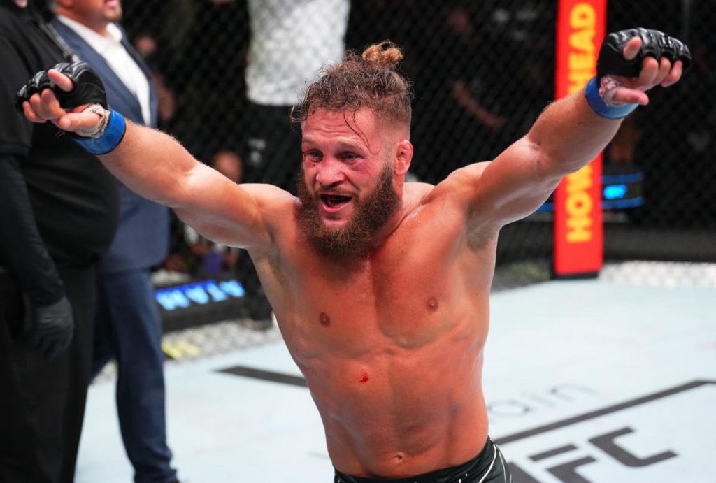 Rafael Viziev macht mit einem TKO in der fünften Runde für den ehemaligen Champion Rafael dos Anjos auf sich aufmerksam
