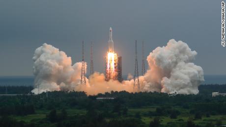 Wrack einer chinesischen Rakete stürzte zu Boden.  Dies ist nicht das erste Mal. 