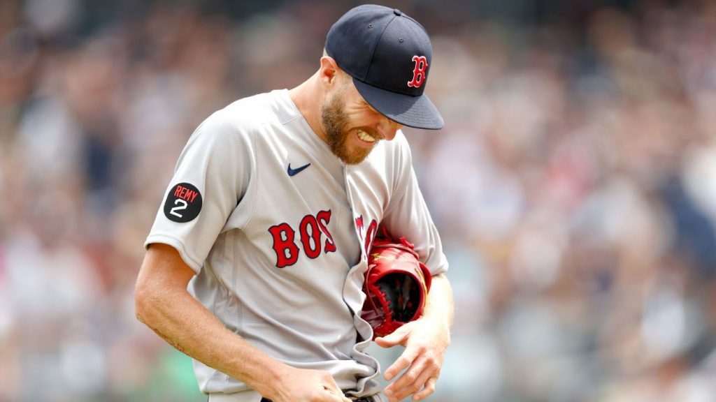 Chris Seal von den Boston Red Sox wird in der ersten Halbzeit ausgeknockt, nachdem er einen zurückkehrenden Spieler getroffen hat