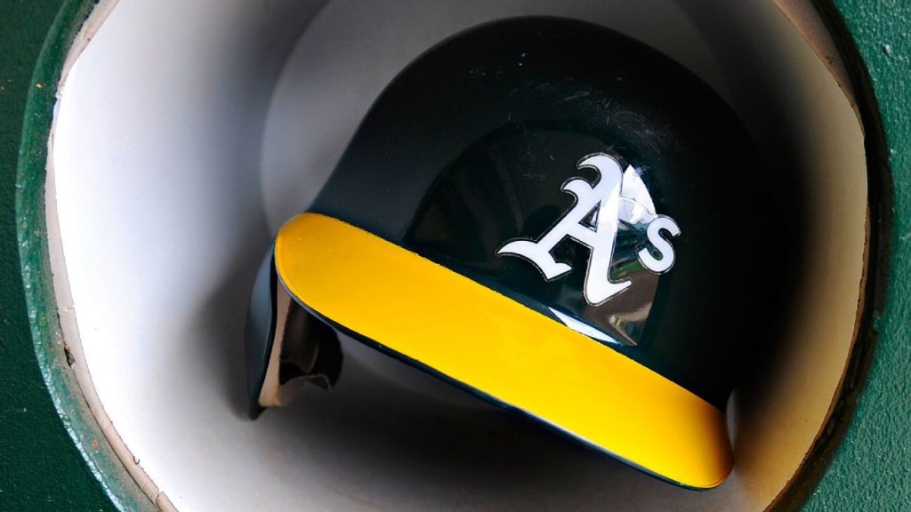 Die Polizei und Leichtathletik von Oakland sagte, vier Fans seien durch Granatsplitter von außerhalb des Kolosseums verletzt worden