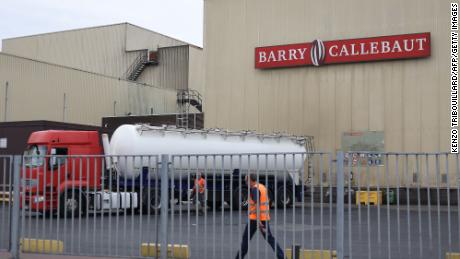 Mitarbeiter gehen am 30. Juni 2022 am Produktionsstandort von Barry Callebaut in Wieze bei Brüssel spazieren. Der Schweizer Konzern Barry Callebaut, das weltweit größte Kakao- und Schokoladenunternehmen, gab am 30. Juni 2022 bekannt, dass er die Schokoladenproduktion an der Wieze eingestellt habe (Belgien) Fabrik, die als größter Hersteller der Welt beschrieb, wurden am 26. Juni Salmonellen in einer Charge gefunden.