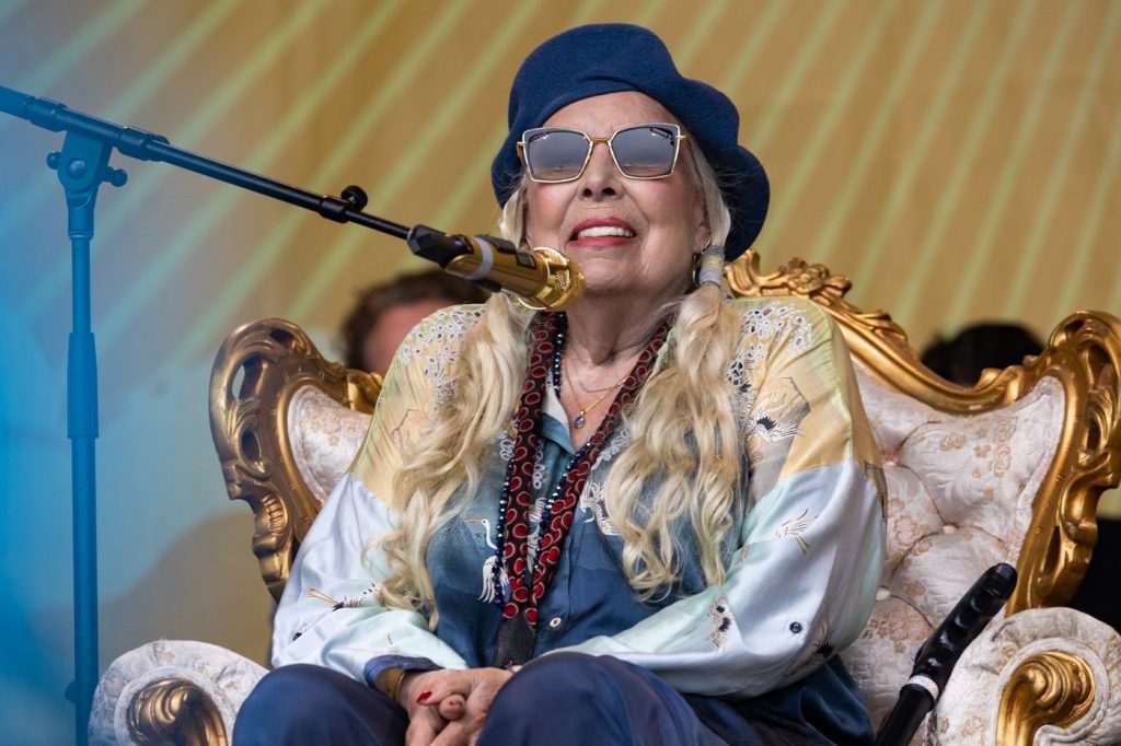 Sehen Sie sich das Joni Mitchell Surprise Newport Folk Festival mit einer Aufführung an