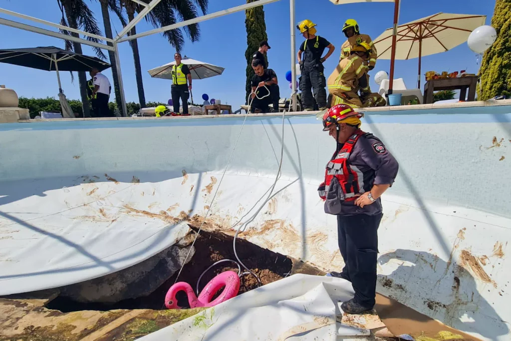 Sinkhole unter einem Swimmingpool in Israel geöffnet, Video zeigt, und Klil Kimhi aus Tel Aviv wird getötet