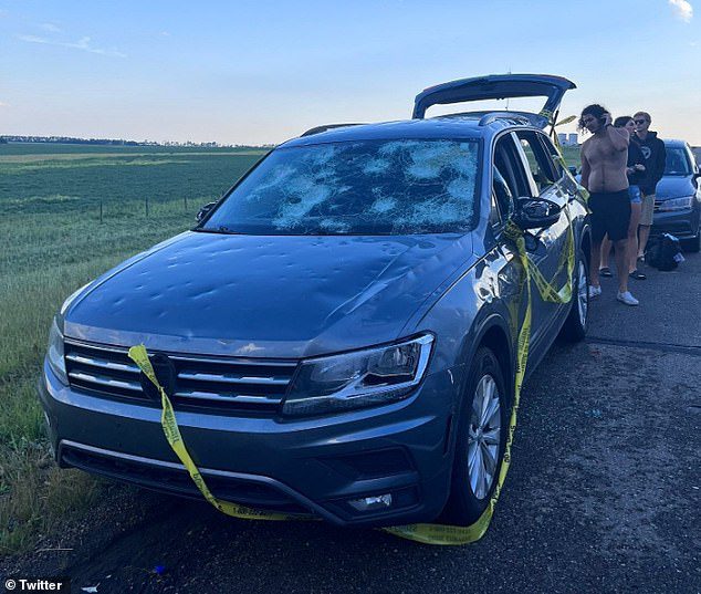 Marquez veröffentlichte die Folgen des Sturms, als das Auto von der Autobahn abbog.  Das Auto war mit gelbem Warnband und eingeschlagenen Scheiben geschmückt