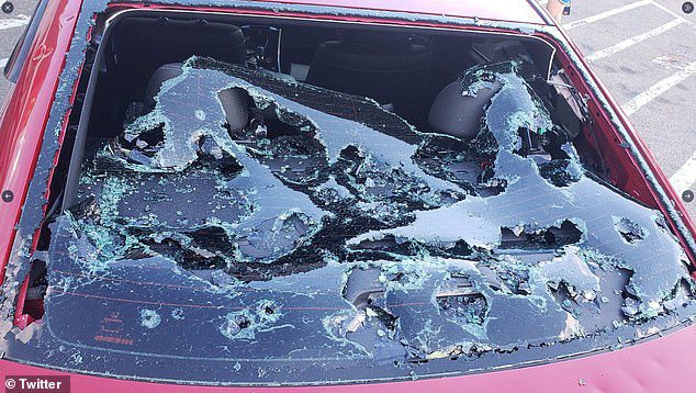 Ein rotes Auto stürzte aufgrund des Hagels im Sturm.  