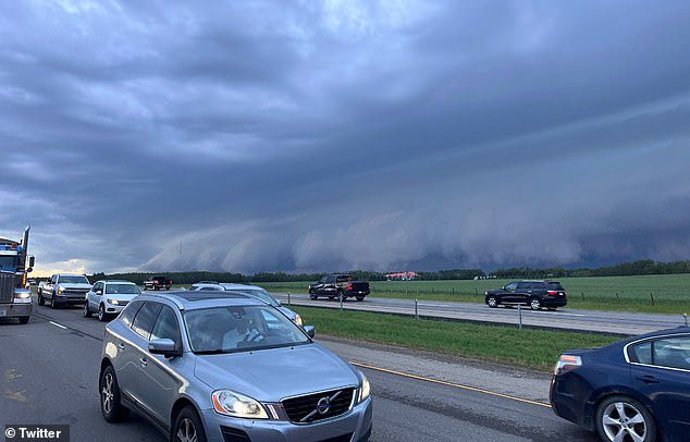 Der Marquis postete ein Bild des Himmels, als der Sturm in der Ferne vorbeizog.  Einige Autos passierten unverändert