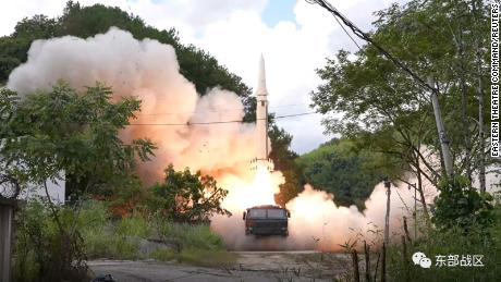 Die chinesische Volksbefreiungsarmee (PLA) führt am 4. August 2022 von einem unbekannten Ort aus Raketentests in den Gewässern vor der Ostküste Taiwans durch. 