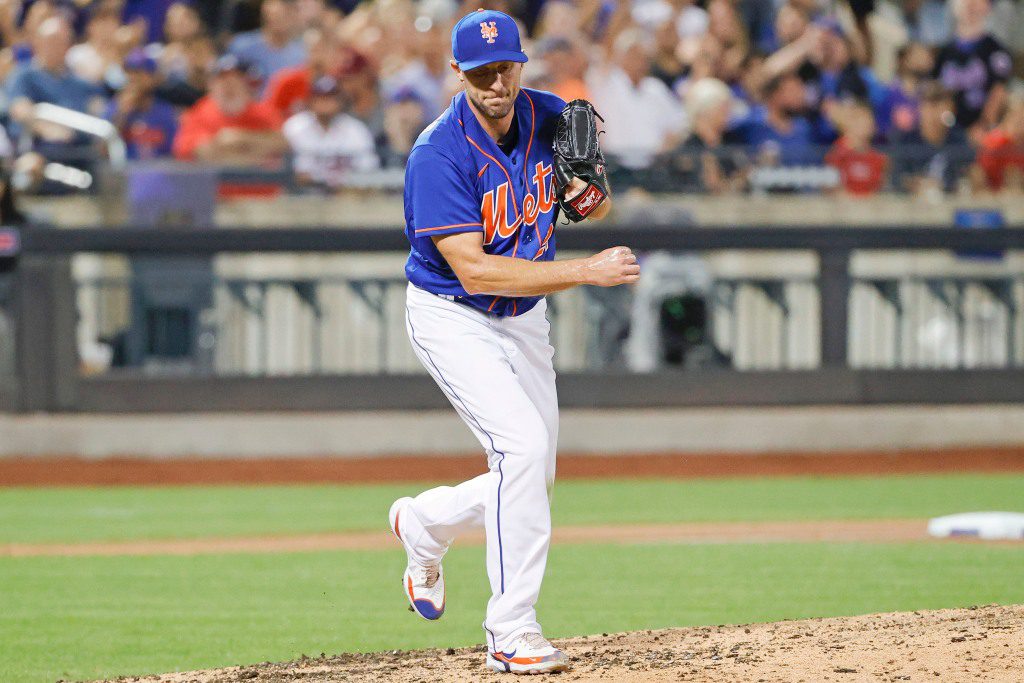 Max Scherzer feiert, nachdem er Eddie Rosario besiegt hat, um den Sieg der Mets im zweiten Inning im siebten Inning zu beenden.