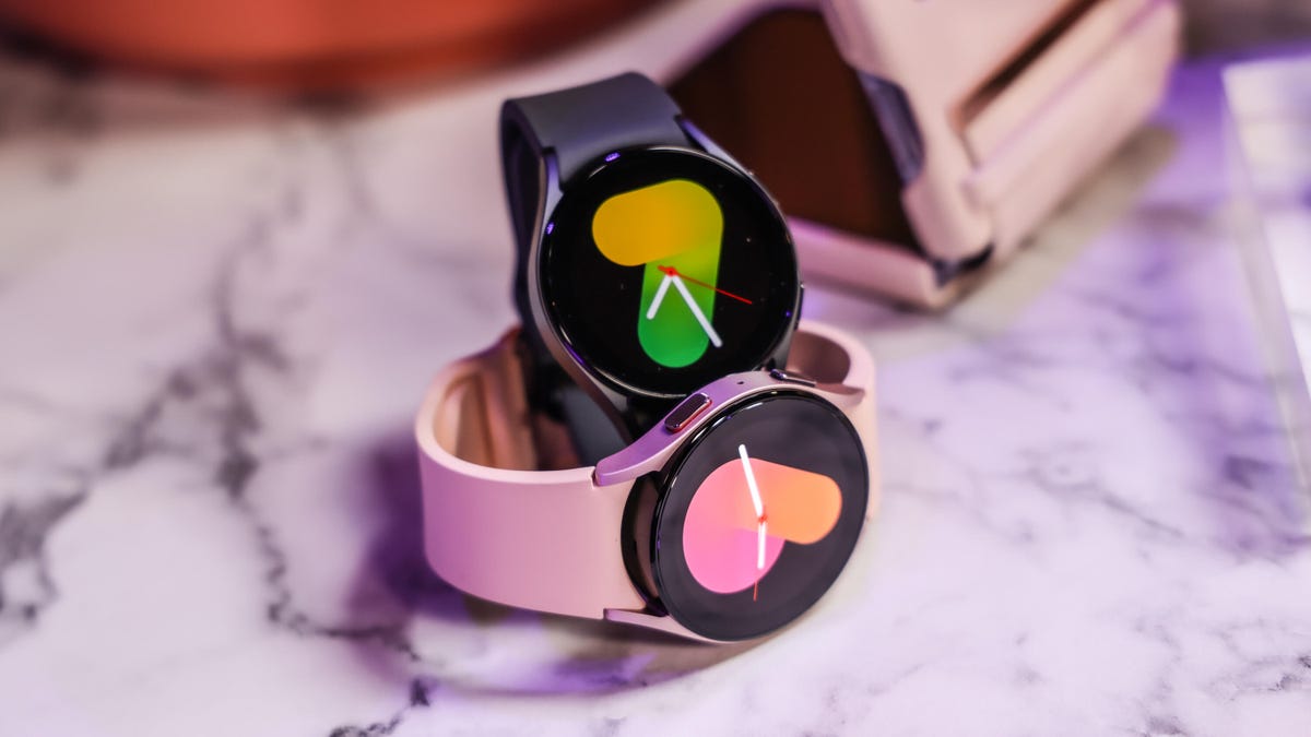 Samsung Galaxy Watch 5, zwei Stunden auf dem Tisch