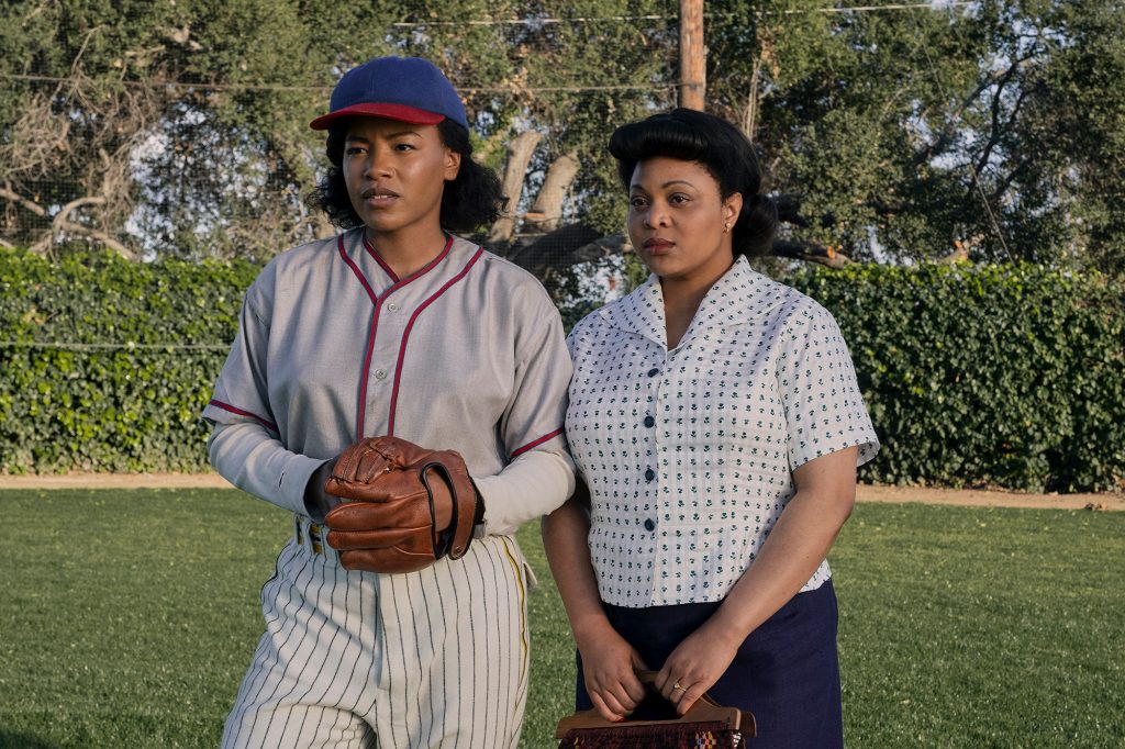 Pitcher Max (Chanté Adams) und ihre Freundin Clance (Gbemisola Ikumelo), rechts, springen in ein Feld. 