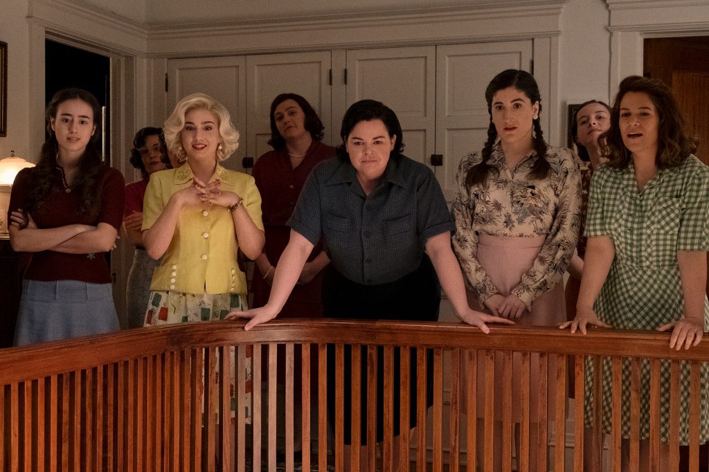 Die Teammitglieder Esti (Priscilla Delgado), Maybelle (Molly Ephraim), Jo (Melanie Field), Shirley (Kate Berlant) und Carson (Abbi Jacobson) stehen neben dem Leiterbalkon. 