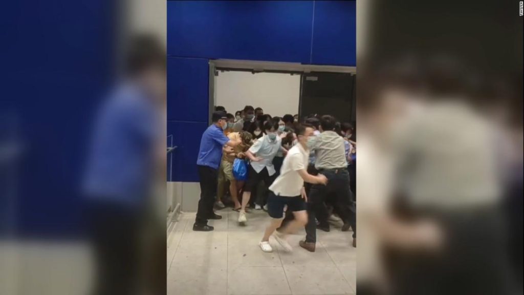 Käufer eilen zu den Ausgängen, da Ikea in Shanghai geschlossen ist