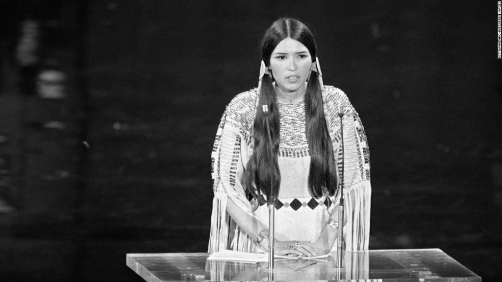 Die Academy entschuldigt sich bei Sacheen Littlefeather, die im Namen von Marlon Brando einen Oscar abgelehnt hat