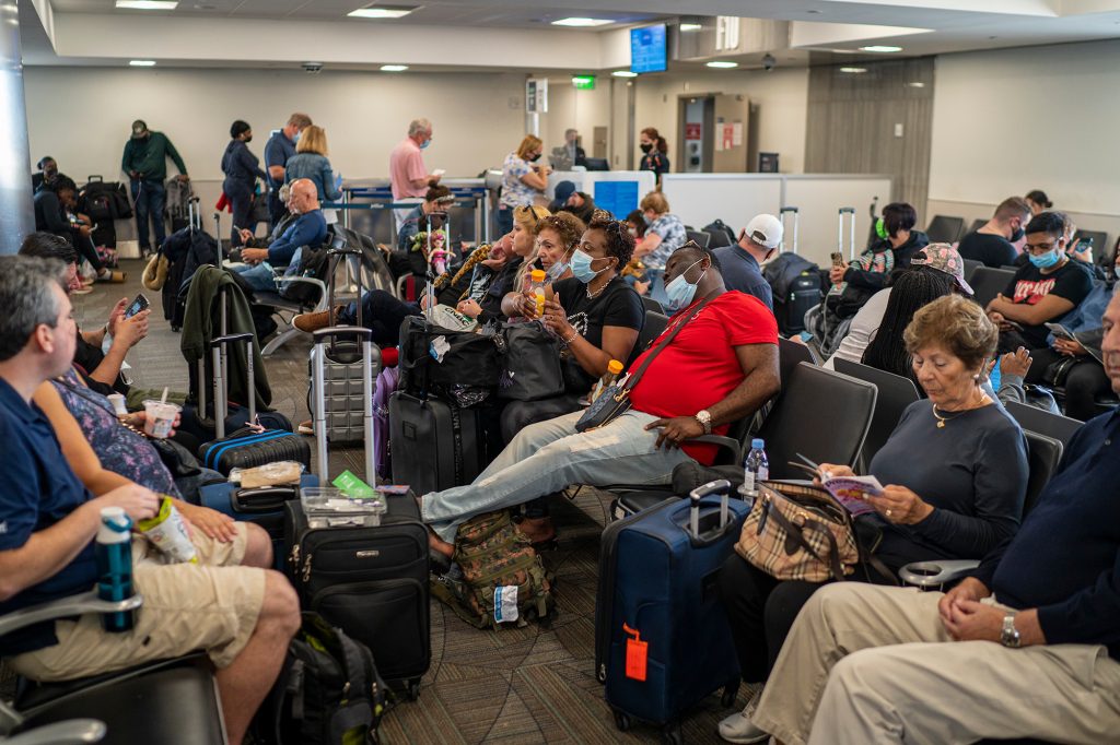 Passagiere, die an einem Terminal am internationalen Flughafen Fort Lauderdale-Hollywood darauf warten, in ein JetBlue-Flugzeug einzusteigen.
