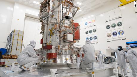 Das Missionsteam baut derzeit den Europa Clipper in High Bay 1 zusammen, einem Reinraum im Jet Propulsion Laboratory der NASA, wo vor dem Start andere historische Missionen durchgeführt wurden.