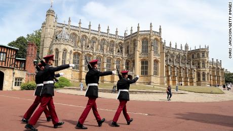 Soldaten auf dem Windsor Castle Square bei seiner Wiedereröffnung am 23. Juli 2020. 