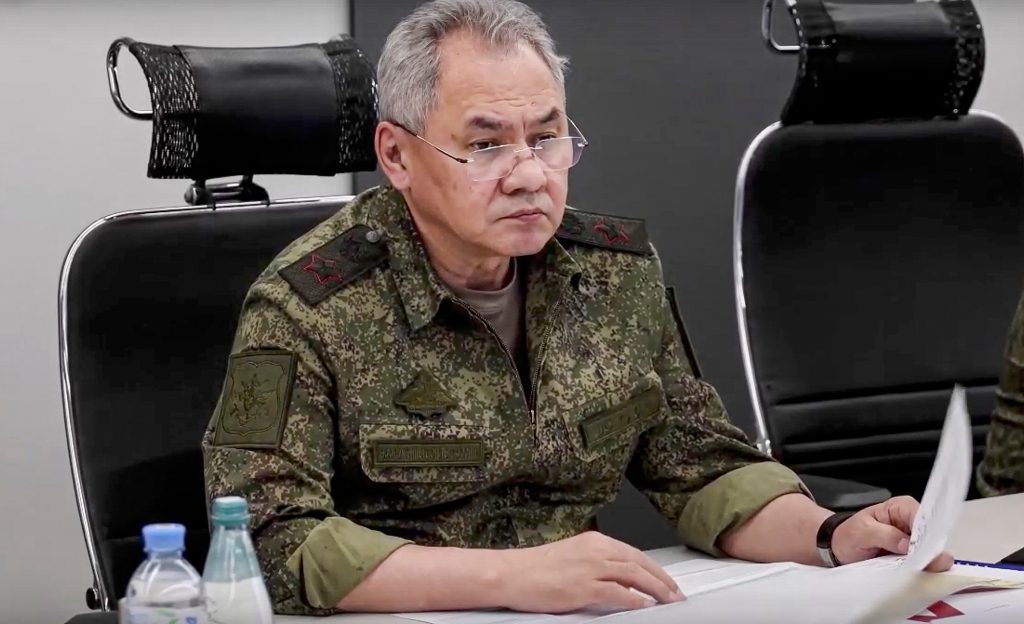Der britische Geheimdienst berichtete, dass russische Offiziere und Soldaten seinetwegen Shoigu verspottet haben könnten "nicht effektiv" Führung. 