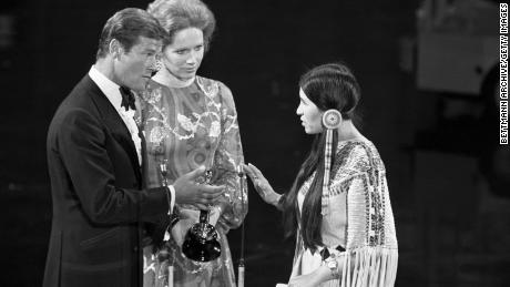 Littlefeather sagte, sie habe Brando versprochen, den Preis selbst nicht anzurühren.