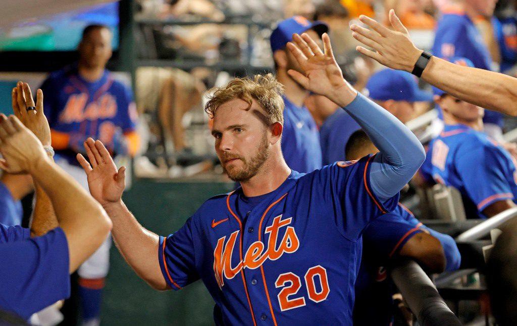 Pete Alonso feiert mit seinen Teamkollegen, nachdem er beim 6:2-Sieg der Mets in Spiel 2 nach ihrem Double-Header-Sweep einen Lauf in einem Spiel auf dem Brett erzielt hat.