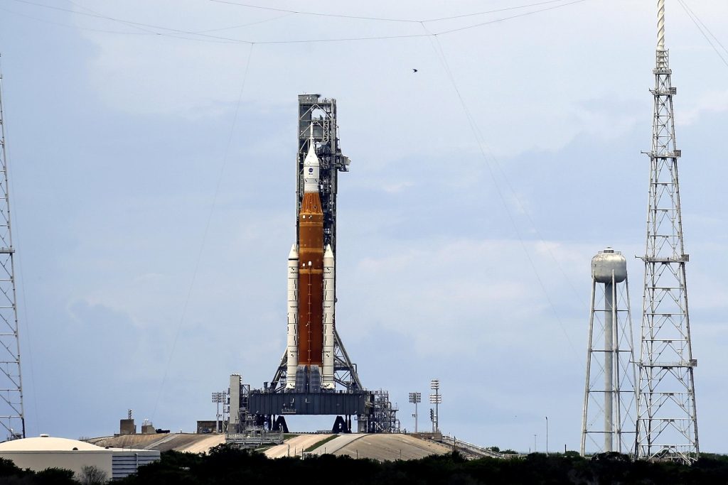 Die Mondrakete der NASA ist trotz Blitzeinschlägen auf dem Weg zum Start