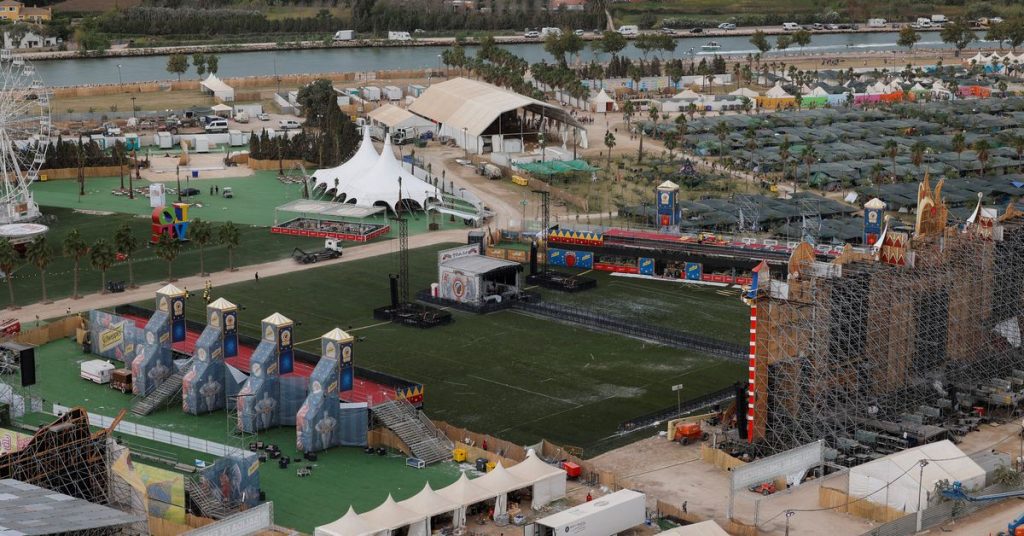 Eine Person wurde getötet und Dutzende verletzt, als starke Winde beim Spanien-Festival eine Plattform zum Einsturz brachten