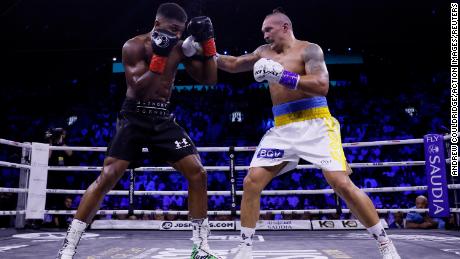 Oleksandr Usyk (rechts) lobte die Ukraine nach seinem Sieg und dankte denen, die es geschafft haben 