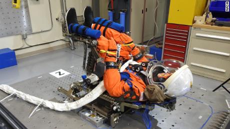 Commander Monnequin Campos wird in einem Datenerfassungsanzug auf Artemis I reiten.