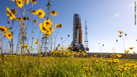 Eine Artemis-I-Rakete bereitet sich auf ihren Start zum Mond Ende August vor