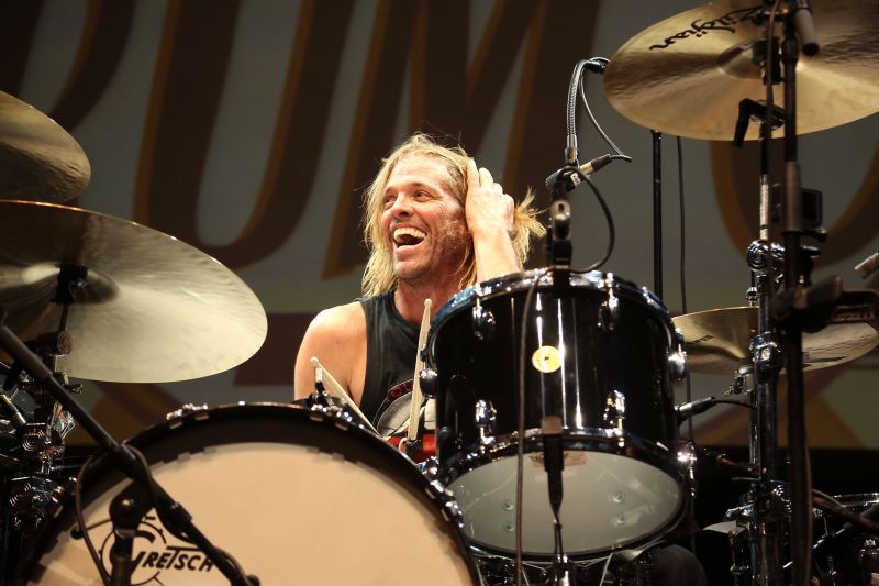 Die Foo Fighters zollen dem Schlagzeuger Taylor Hawkins bei einem Konzert in London Tribut