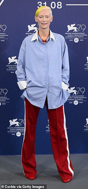Chic: Die 61-jährige Schauspielerin sah in einem übergroßen blauen Hemd mit weißen Streifen trendy aus