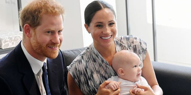 Harry und Meghan sitzen mit ihrem Sohn Archie während ihrer Tour in Kapstadt, Südafrika, am 25. September 2019. 